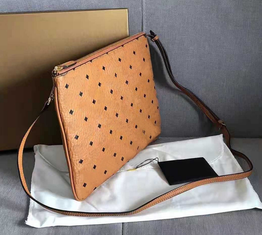 Korean version of the print women's leather shoulder bags, ykk zipper high-quality copper metal messenger bag, dinner wallet 8802, Brown
Korean version of the print women's leather shoulder bags, ykk zipper high-quality copper metal messenger bag, dinner wallet 8802, Brown