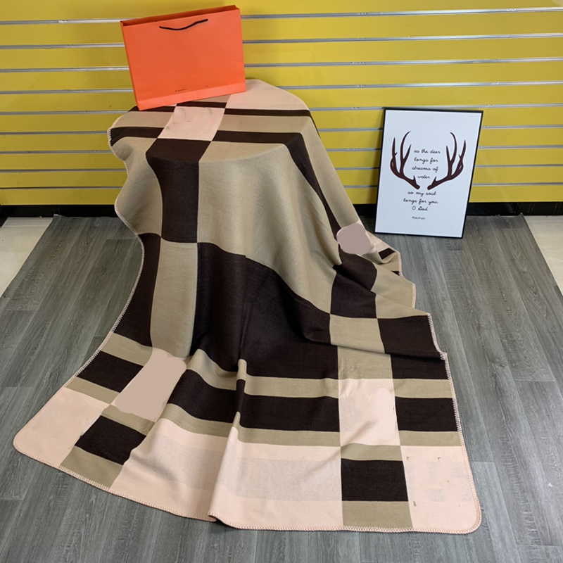 140*170 Personality Designer Blankets INS Fashion Letter Print Unisex Blanket Birthday Gift for Men Women Luxury Carpet
140*170 Personality Designer Blankets INS Fashion Letter Print Unisex Blanket Birthday Gift for Men Women Luxury Carpet