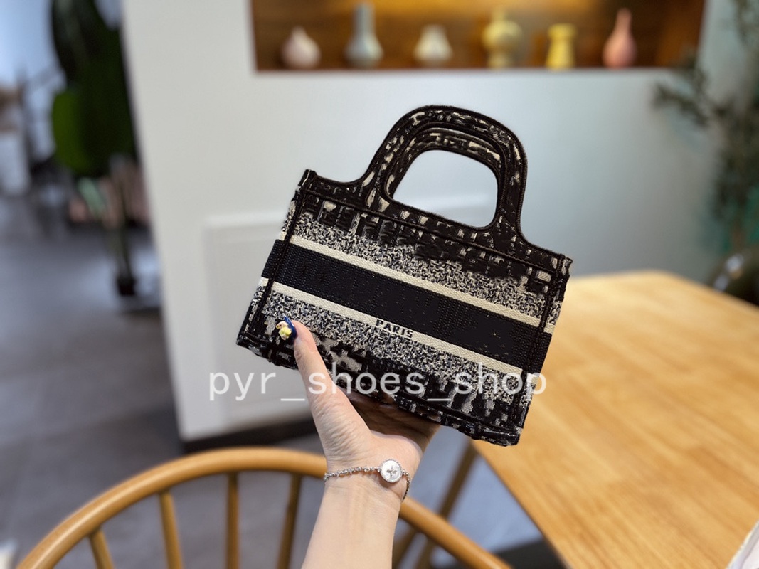 2021 Luxury brand ladies bag high quality square handbag inspired by various colors of embroidered shoulder bag
2021 Luxury brand ladies bag high quality square handbag inspired by various colors of embroidered shoulder bag