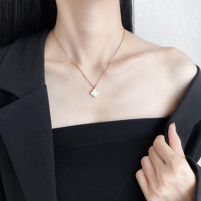 Pendant Necklaces Trend Fashion Stainless Steel Lucky Four-Leaf Clover Necklace For Women Match White Mother-Of-Pearl Clavicle Chain