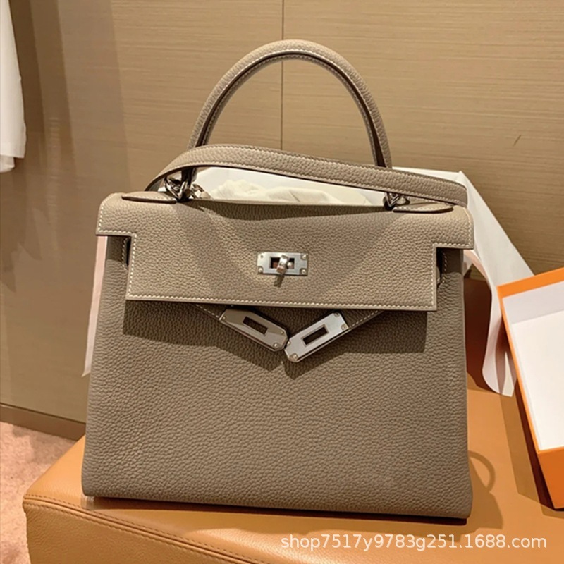 Hands outlet 2021 new litchi pattern head layer Single Shoulder Messenger women's bride's large capacity bag
Hands outlet 2021 new litchi pattern head layer Single Shoulder Messenger women's bride's large capacity bag