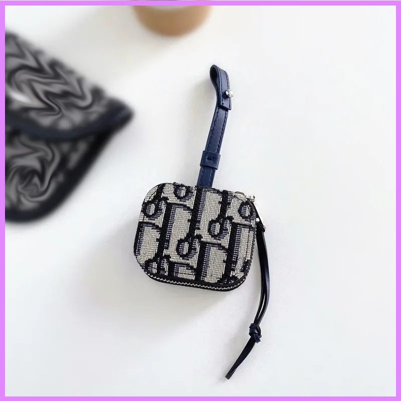 Luxury Designer Earphone Package Case New Women Mens Street Fashion Earphone Cases High Quality Airpods Bag For Airpods 1 2 Pro D228091F
Luxury Designer Earphone Package Case New Women Mens Street Fashion Earphone Cases High Quality Airpods Bag For Airpods 1 2 Pro D228091F