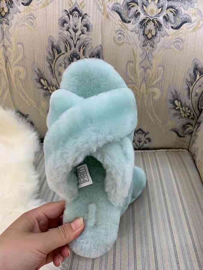 Slippers integrated Sheep fur cross slippers Super light technology rubber outsole High density wool shoes Size 35-40 208Y, 1# shoe box
Slippers integrated Sheep fur cross slippers Super light technology rubber outsole High density wool shoes Size 35-40 208Y, 1# shoe box