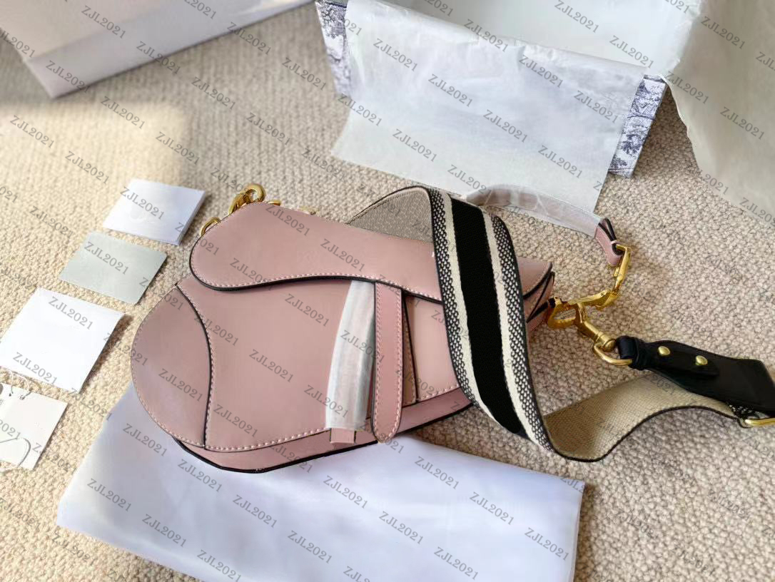 Luxurys designers bags textured fashion women flip slung small one-shoulder portable diagonal wide shoulder strap saddle
Luxurys designers bags textured fashion women flip slung small one-shoulder portable diagonal wide shoulder strap saddle
