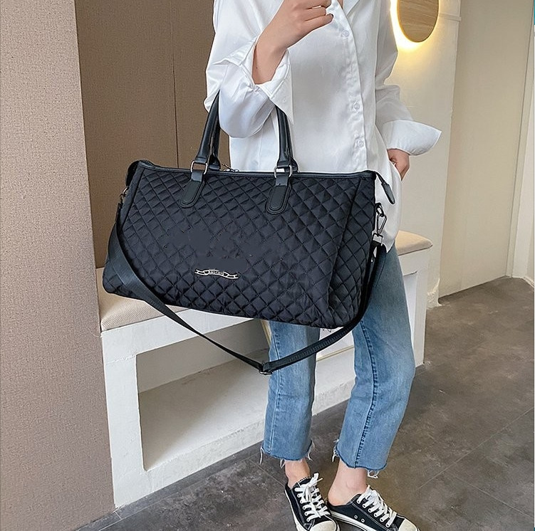 Designers Good Quality Men Fashion Duffle Bag Triple Black Nylon Travel Bags Mens Top Handle Luggage Gentleman Business Work Tote with Shoulder Strap
Designers Good Quality Men Fashion Duffle Bag Triple Black Nylon Travel Bags Mens Top Handle Luggage Gentleman Business Work Tote with Shoulder Strap