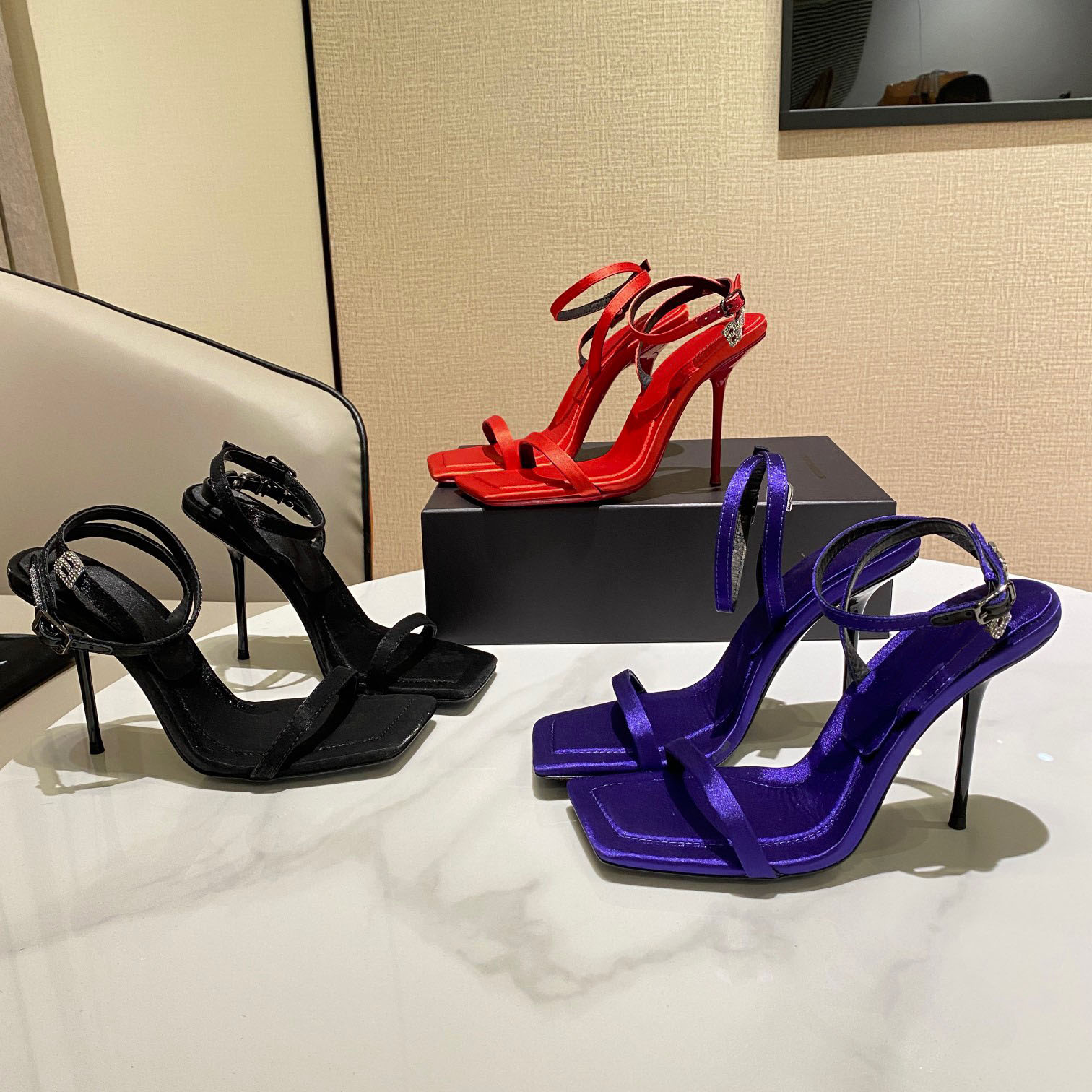 Designer advanced imported silk fabric square head high heel sandals crystal micro label buckle leather bottom with a full set of packaging, Black
Designer advanced imported silk fabric square head high heel sandals crystal micro label buckle leather bottom with a full set of packaging, Black