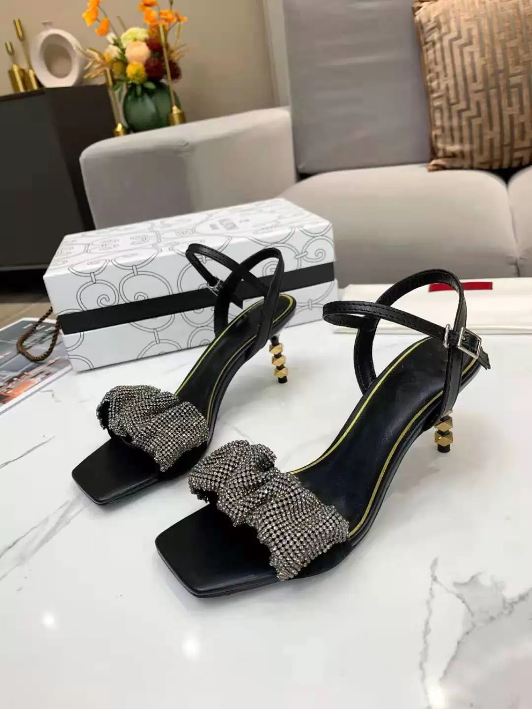 Elastic camel strap sandals women's summer 2021 net red fairy style word with rhinestones stiletto high-heeled sequined Roman shoes, Black
Elastic camel strap sandals women's summer 2021 net red fairy style word with rhinestones stiletto high-heeled sequined Roman shoes, Black