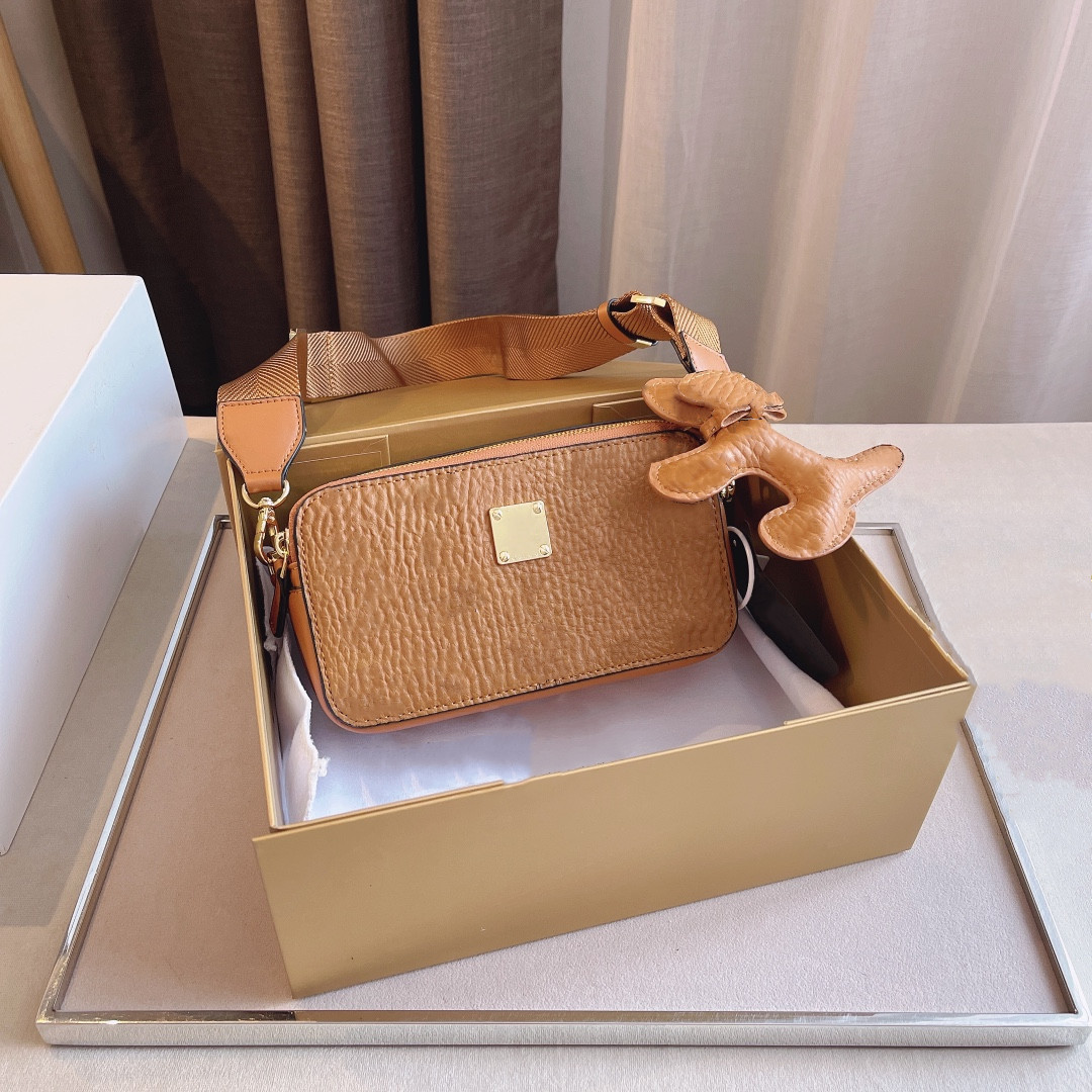 2022 Fashion Women Crossbody Camera Bags Designers Shoulder Phone Bag Girls Cute Purses Letter Printing Mini Flaps with Doll 5 Colors M21073
2022 Fashion Women Crossbody Camera Bags Designers Shoulder Phone Bag Girls Cute Purses Letter Printing Mini Flaps with Doll 5 Colors M21073