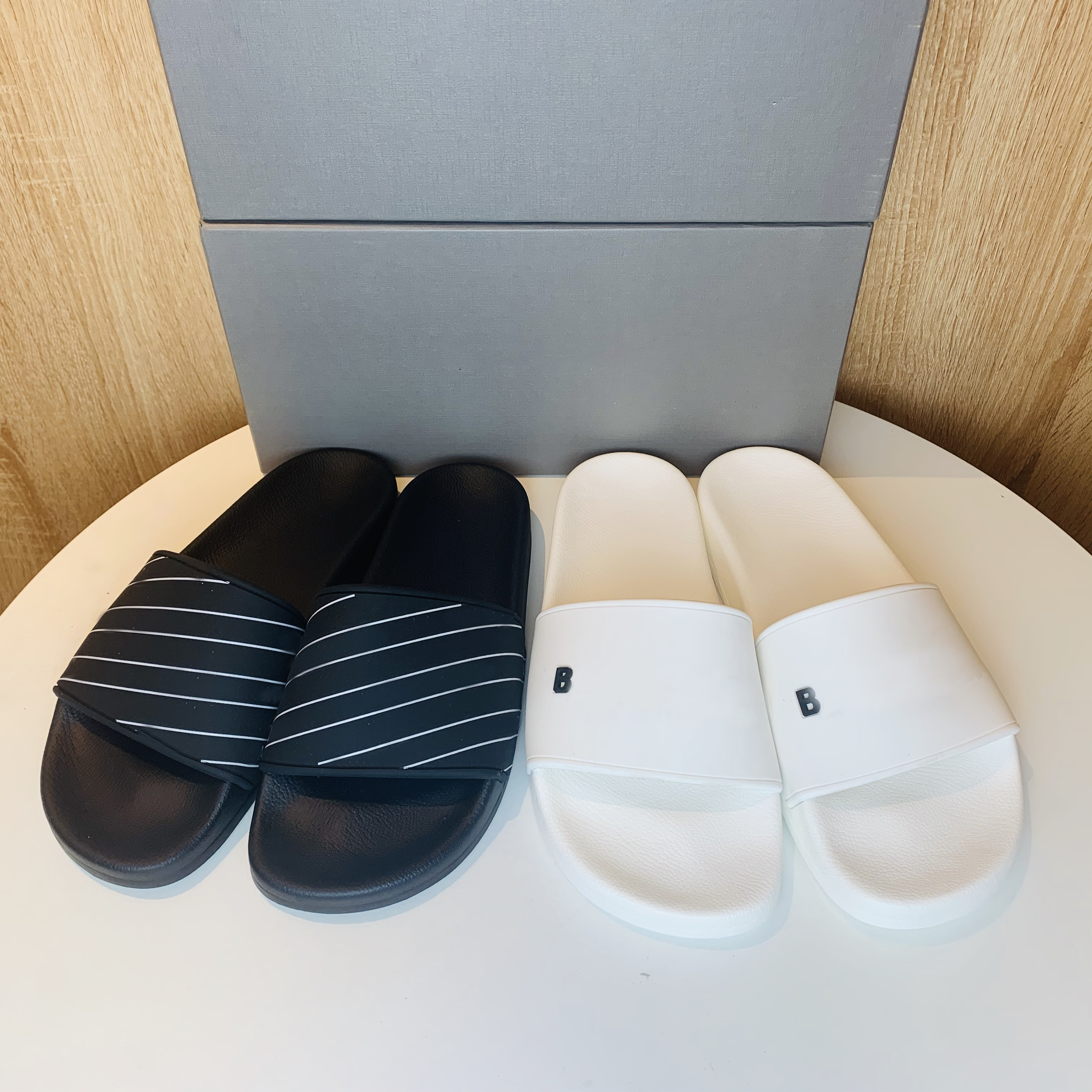 Classic Men slippers Womens Sandals Slipper Slide High Quality Summer Fashion Wide Flat Slipperss Flip Flops With Box Size 35-46
Classic Men slippers Womens Sandals Slipper Slide High Quality Summer Fashion Wide Flat Slipperss Flip Flops With Box Size 35-46
