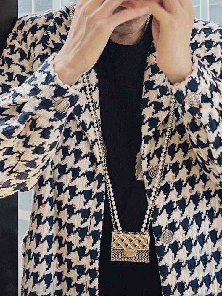 2022 Woman Luxury Designer Shoulder Bags Cross-body Mini Metal Chain Neck Ringbone Earphone Bag Y0119
2022 Woman Luxury Designer Shoulder Bags Cross-body Mini Metal Chain Neck Ringbone Earphone Bag Y0119