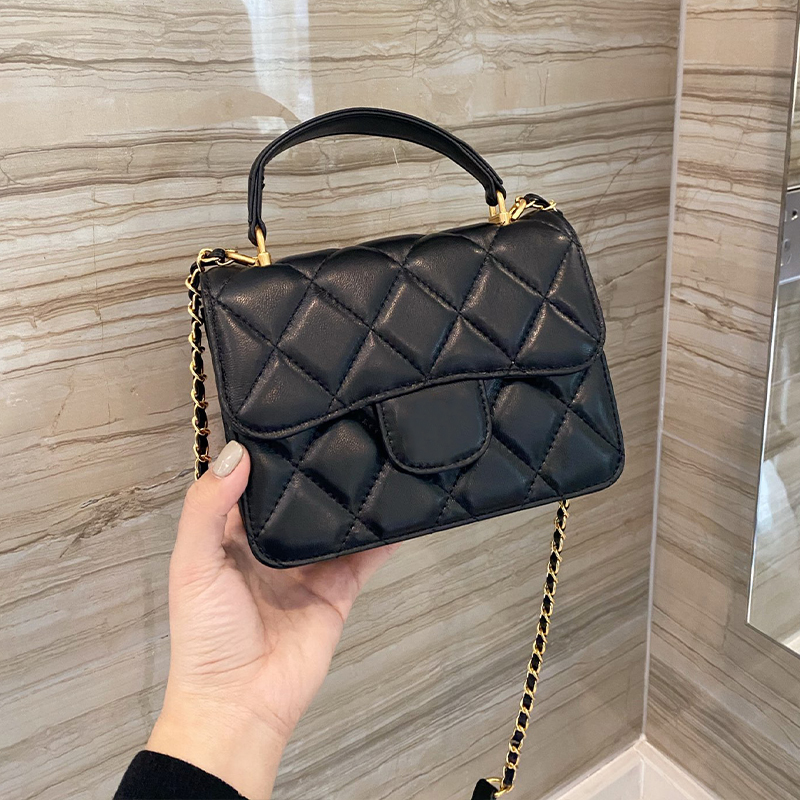 original patent leather imitation women hang bags wholesale classic brand luxury designs Tofu package gold chain black lamb skin flap 20cm
original patent leather imitation women hang bags wholesale classic brand luxury designs Tofu package gold chain black lamb skin flap 20cm