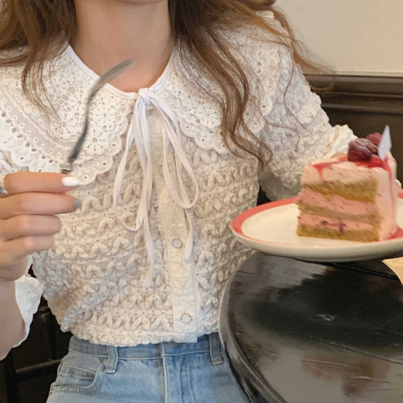 Korejpaa Women Shirt Korea Chic Summer Gentle Doll Collar Lace Crochet Bow Fold Single-breasted Short-sleeved Blouse Female 210526