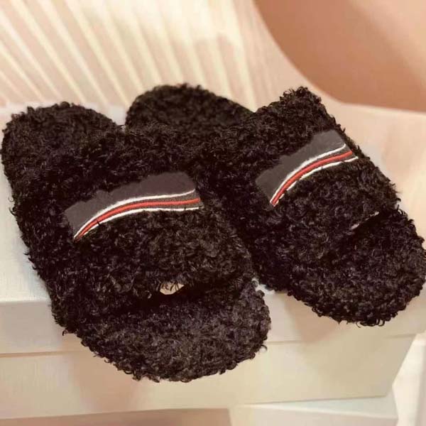 Top Ladies woolen Sheepskin Winter slipper fur one piece lamb wool warm and comfortable wear resistant rubber flat slippers 35-45 With box, Black
Top Ladies woolen Sheepskin Winter slipper fur one piece lamb wool warm and comfortable wear resistant rubber flat slippers 35-45 With box, Black
