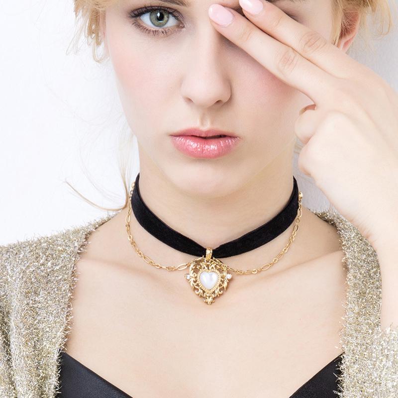 Chokers Retro Girl Choker Golden Peach Heart Velvet Chain Pendant Necklace Clavicle Collar 1pc Trend
Chokers Retro Girl Choker Golden Peach Heart Velvet Chain Pendant Necklace Clavicle Collar 1pc Trend