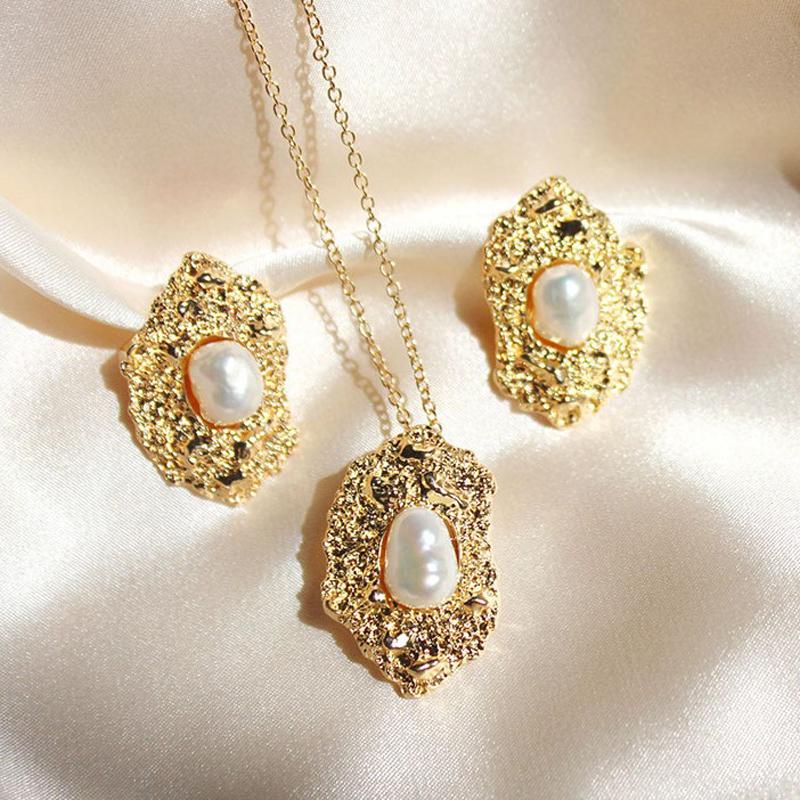 Pendant Necklaces Vintage Metal Plated Folded Freshwater Pearls Necklace Irregular Wrinkle Gold Color Clavicle Long
Pendant Necklaces Vintage Metal Plated Folded Freshwater Pearls Necklace Irregular Wrinkle Gold Color Clavicle Long