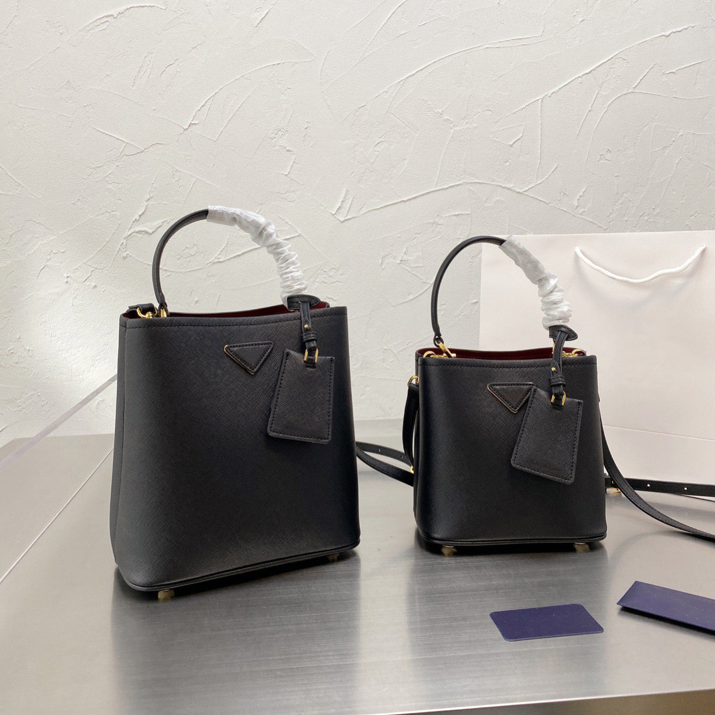 Fashion Catwalk Style Bucket Bags Luxury Designer Handbags Large Capacity Bag High-quality Single Products All-match Exquisite Hardware 34, 03
Fashion Catwalk Style Bucket Bags Luxury Designer Handbags Large Capacity Bag High-quality Single Products All-match Exquisite Hardware 34, 03