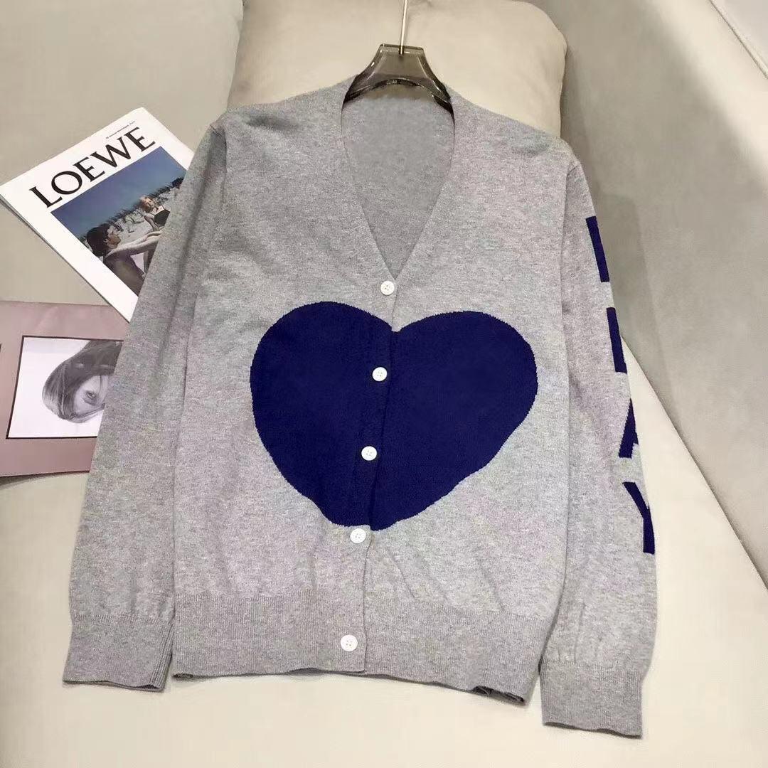 2021 Brand Womens Sweaters Luxury Women Designer early spring and autumn thin V-neck hearts design sense couple's coat top fashion card, White;black
2021 Brand Womens Sweaters Luxury Women Designer early spring and autumn thin V-neck hearts design sense couple's coat top fashion card, White;black
