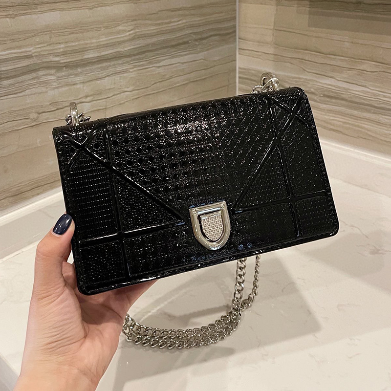 Designer Women Shield Buckle Crossbody Bag Luxurys Designers Bags Paris Brand Patent Leather Shoulder Handbags Woman Fashion Shopping Flag
Designer Women Shield Buckle Crossbody Bag Luxurys Designers Bags Paris Brand Patent Leather Shoulder Handbags Woman Fashion Shopping Flag