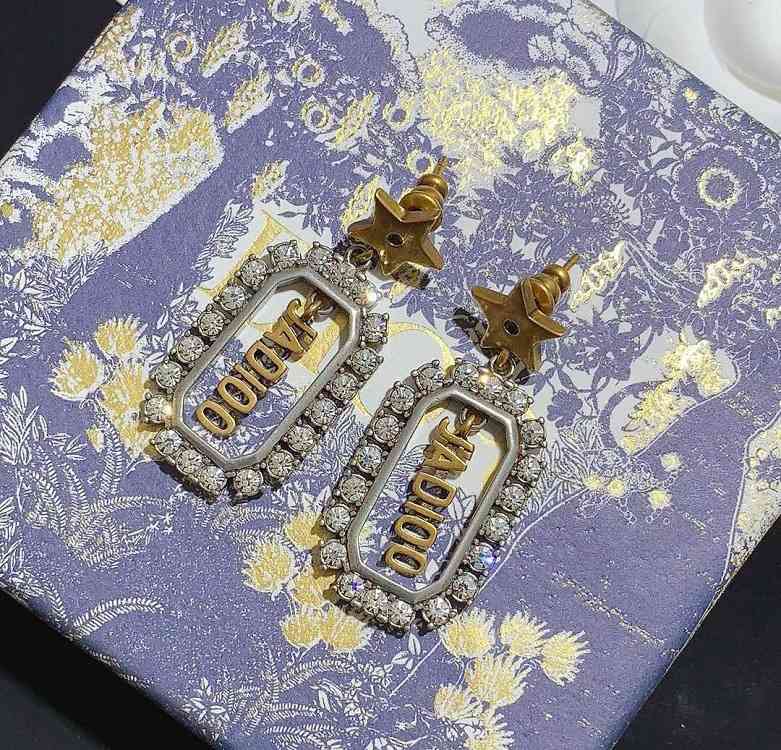 2021 new designer year tassel square diamond inlaid letter women's Earrings net red wind
2021 new designer year tassel square diamond inlaid letter women's Earrings net red wind