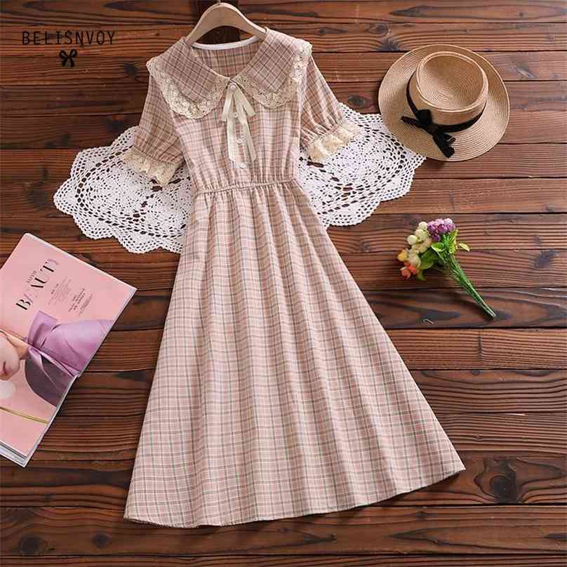 Japanese Mori Girl Summer Women Plaid Dress Lace Collar Green Pink Elastic-Waisted Female Robe Vintage Elegant Cotton 210520
Japanese Mori Girl Summer Women Plaid Dress Lace Collar Green Pink Elastic-Waisted Female Robe Vintage Elegant Cotton 210520