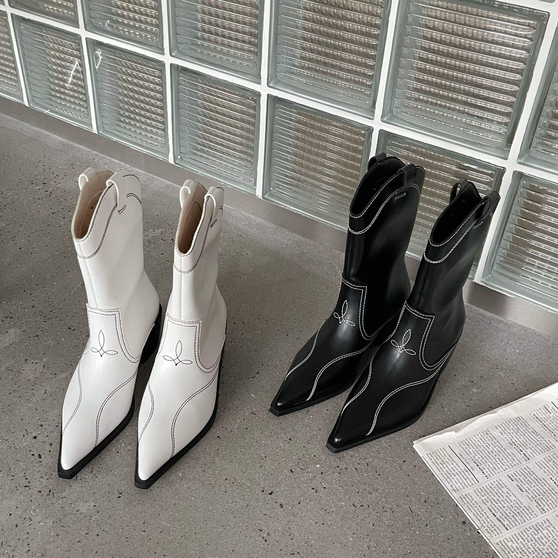 The new cowboy boots female pointed cylinder in British thick with high heel boot knight Half Ankle Wholesale size 35 to 39, Black
The new cowboy boots female pointed cylinder in British thick with high heel boot knight Half Ankle Wholesale size 35 to 39, Black