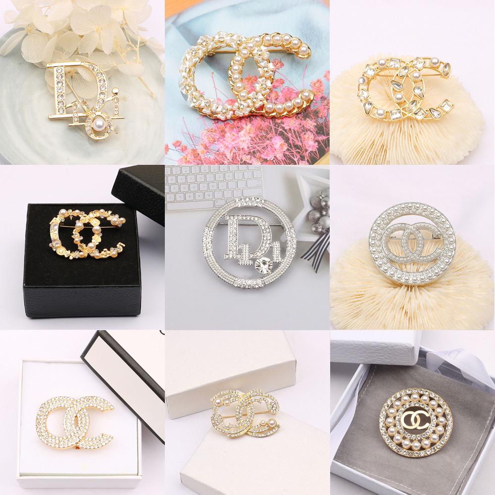 Wholesale 9colors Fashion Charm Brand Designer Brooch Double Letter Gold Silver Tassel Pearl Luxury Couples Women Men Rhinestone Suit Pin Jewelry Accessories
Wholesale 9colors Fashion Charm Brand Designer Brooch Double Letter Gold Silver Tassel Pearl Luxury Couples Women Men Rhinestone Suit Pin Jewelry Accessories