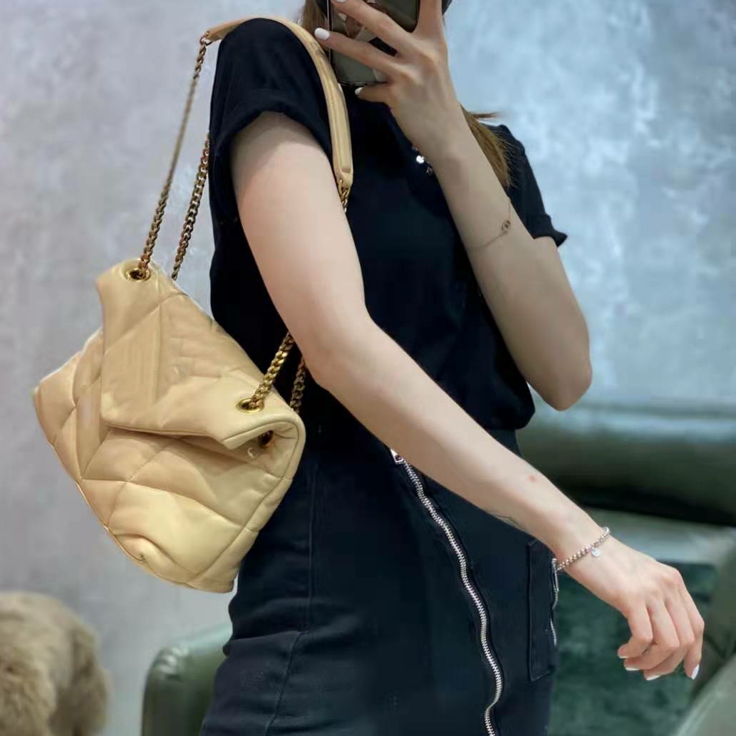 Quality Designer Gentle Yellow Letters Spiral Shoulder Bags Women Handbags Smooth and soft Lamb Leather Cross Body Bag Thread Lattice V pattern Fashion Wallet Purse, Black
Quality Designer Gentle Yellow Letters Spiral Shoulder Bags Women Handbags Smooth and soft Lamb Leather Cross Body Bag Thread Lattice V pattern Fashion Wallet Purse, Black