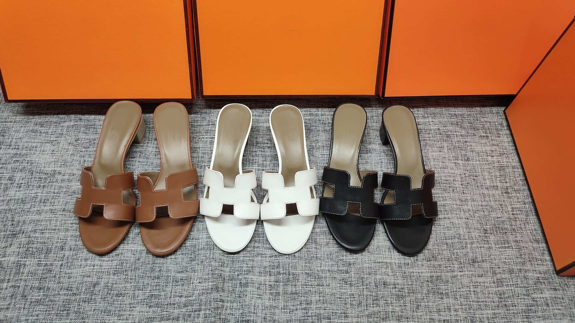 beach slippers Classic Flat woman Summer lady Cartoon Big Head Good quality Leather Hotel Bath fashion women shoes Large size 35-41 with box, Black
beach slippers Classic Flat woman Summer lady Cartoon Big Head Good quality Leather Hotel Bath fashion women shoes Large size 35-41 with box, Black