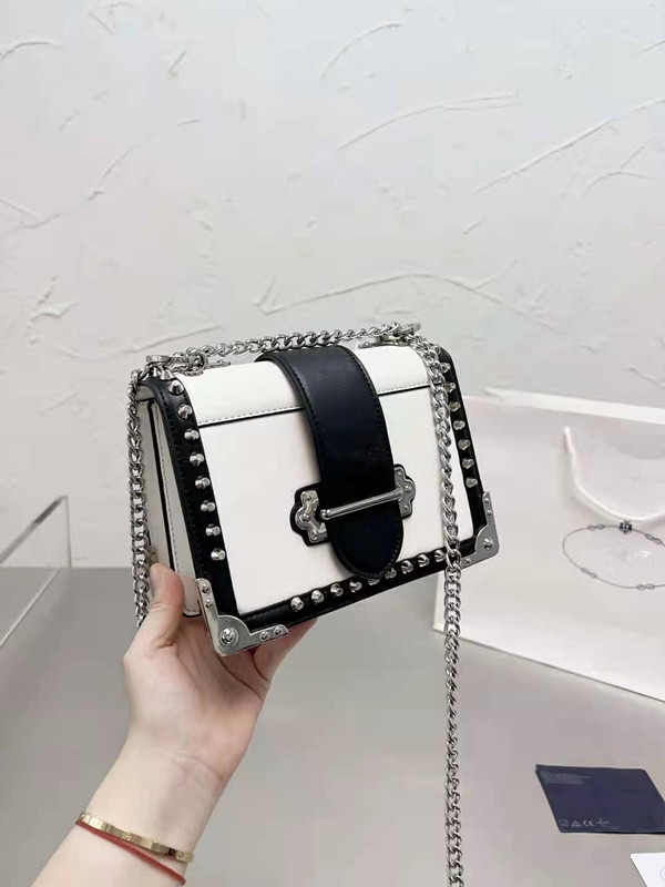 Womens Designer Bags High Quality square Handbags with Rivet Luxury Wallet Fashion Crossbody Bag Cute Box shape cool Purse Retro style
Womens Designer Bags High Quality square Handbags with Rivet Luxury Wallet Fashion Crossbody Bag Cute Box shape cool Purse Retro style