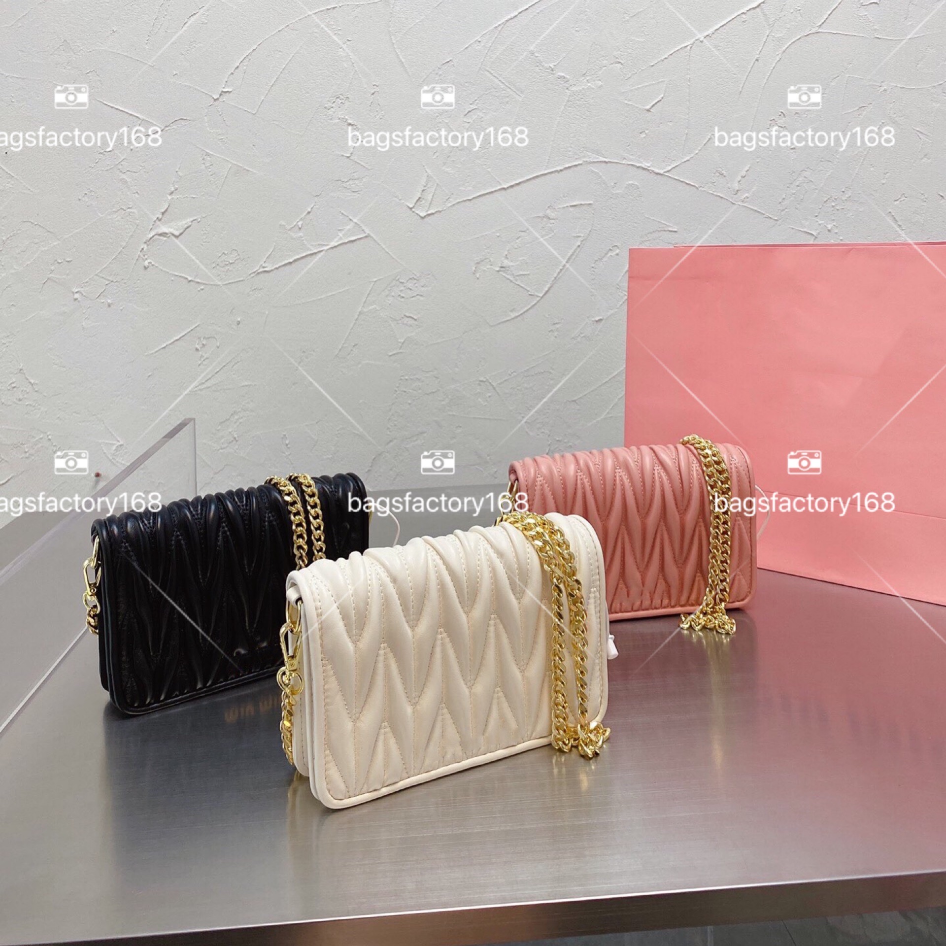 Luxury Design Leather Antique Frosted Metal Chain Shoulder Bag Classic Logo Crossbody Bags with wavy pleats Envelope Package Delicate Lovely Sweet Wind Packages, 11111
Luxury Design Leather Antique Frosted Metal Chain Shoulder Bag Classic Logo Crossbody Bags with wavy pleats Envelope Package Delicate Lovely Sweet Wind Packages, 11111