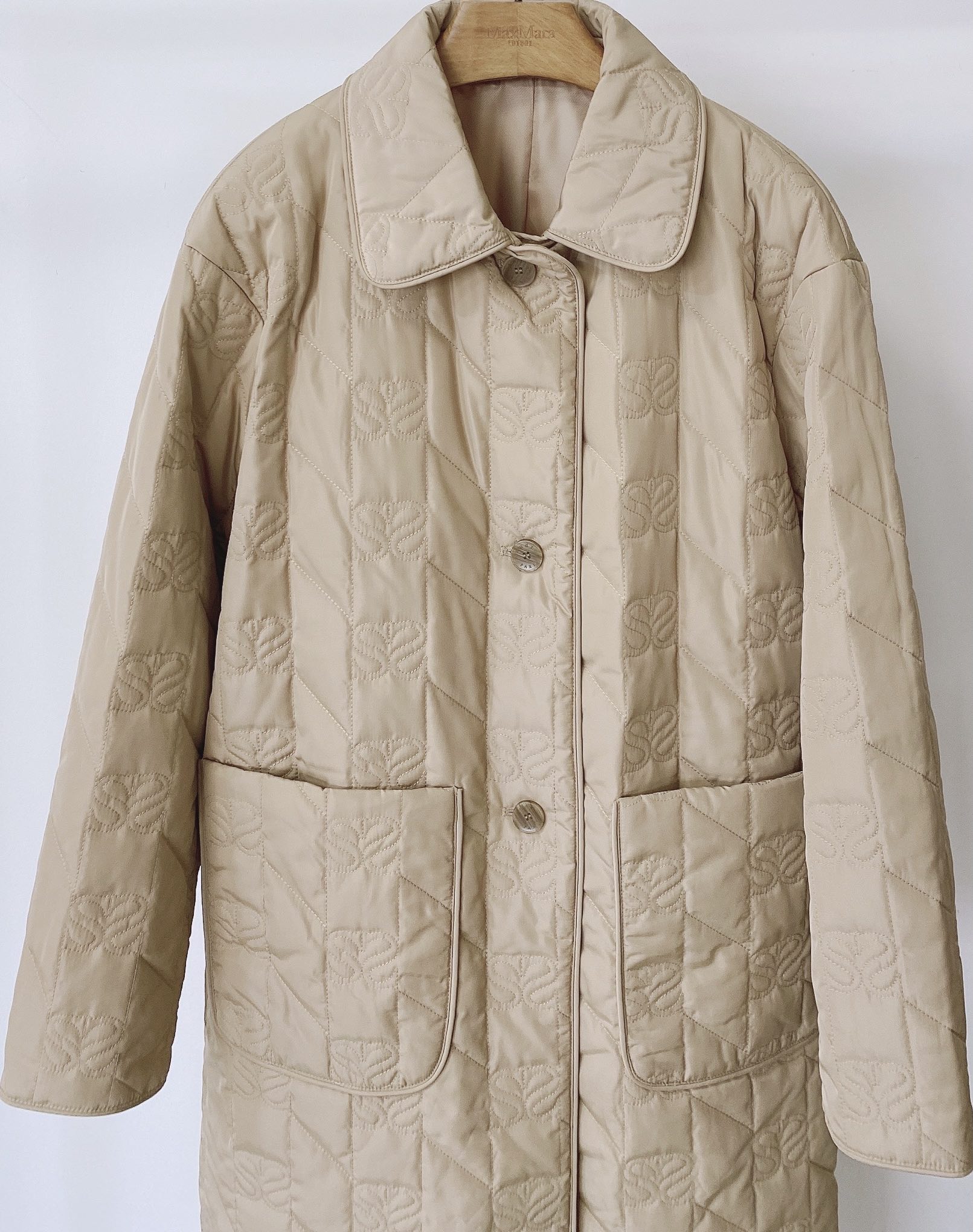 Long warm and fashionable women's coat in autumn and winter design, Customize 
Long warm and fashionable women's coat in autumn and winter design, Customize