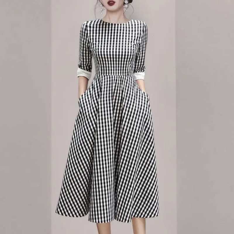 Summer Women Fashion Black Plaid Midi Dress Elegant Square Collar Vintage High Waist Slim Big Swing Dresses Vestidos 210526, Photo color
Summer Women Fashion Black Plaid Midi Dress Elegant Square Collar Vintage High Waist Slim Big Swing Dresses Vestidos 210526, Photo color