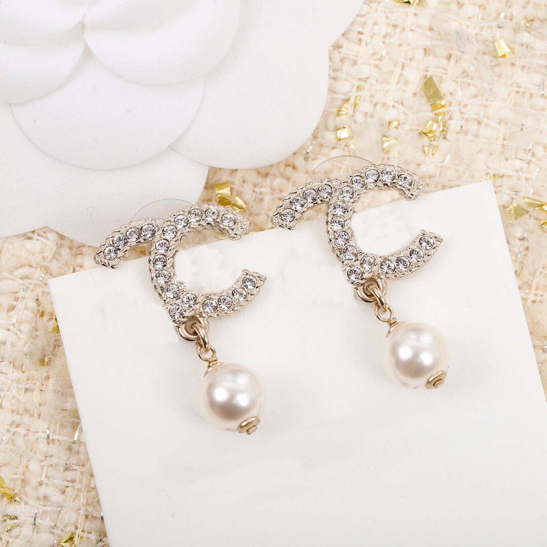 2021 Top quality stud earring with diamond and white pearl for women wedding jewelry gift have box stamp PS3127
2021 Top quality stud earring with diamond and white pearl for women wedding jewelry gift have box stamp PS3127
