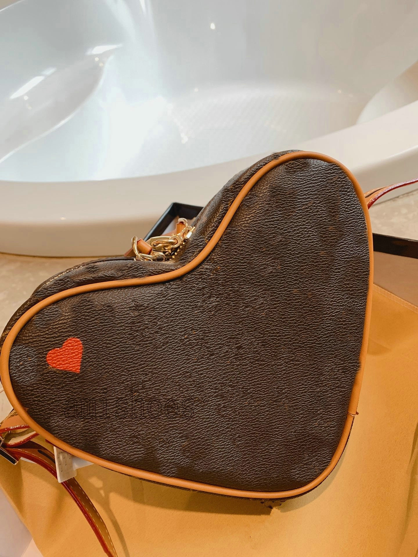 GAME ON COEUR Tote Mini Bag Red Heart M57456 Handbags Luxurys Designers VINTAGE Messenger Shoulder Crossbody Bags Leather
GAME ON COEUR Tote Mini Bag Red Heart M57456 Handbags Luxurys Designers VINTAGE Messenger Shoulder Crossbody Bags Leather
