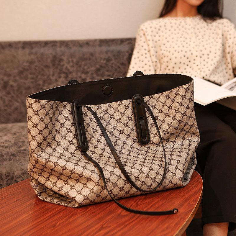 Genuine Leather Women Totes 2021 Fashion Larger Capacity One Shoulder Bags Ladies Designer Purses And Handbags Sac Luxe Cc Cross Body, Light brown
Genuine Leather Women Totes 2021 Fashion Larger Capacity One Shoulder Bags Ladies Designer Purses And Handbags Sac Luxe Cc Cross Body, Light brown