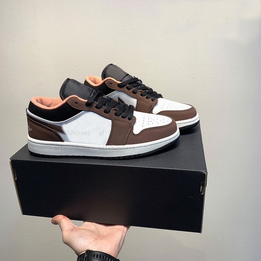 1 Low Mocha Brown Classic Running Shoes Jumpman 1s Suede Sports Shoe Designer Sneakers Chaussures
1 Low Mocha Brown Classic Running Shoes Jumpman 1s Suede Sports Shoe Designer Sneakers Chaussures