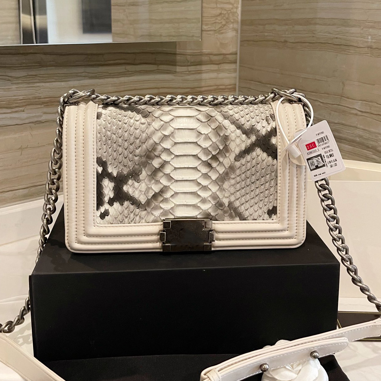 Luxurys Designers Women's Bags Matte Black White Python Snake Boy Handbags Single Flap Silver Hardware Cowhide Crossbody Pochette Totes 25cm
Luxurys Designers Women's Bags Matte Black White Python Snake Boy Handbags Single Flap Silver Hardware Cowhide Crossbody Pochette Totes 25cm