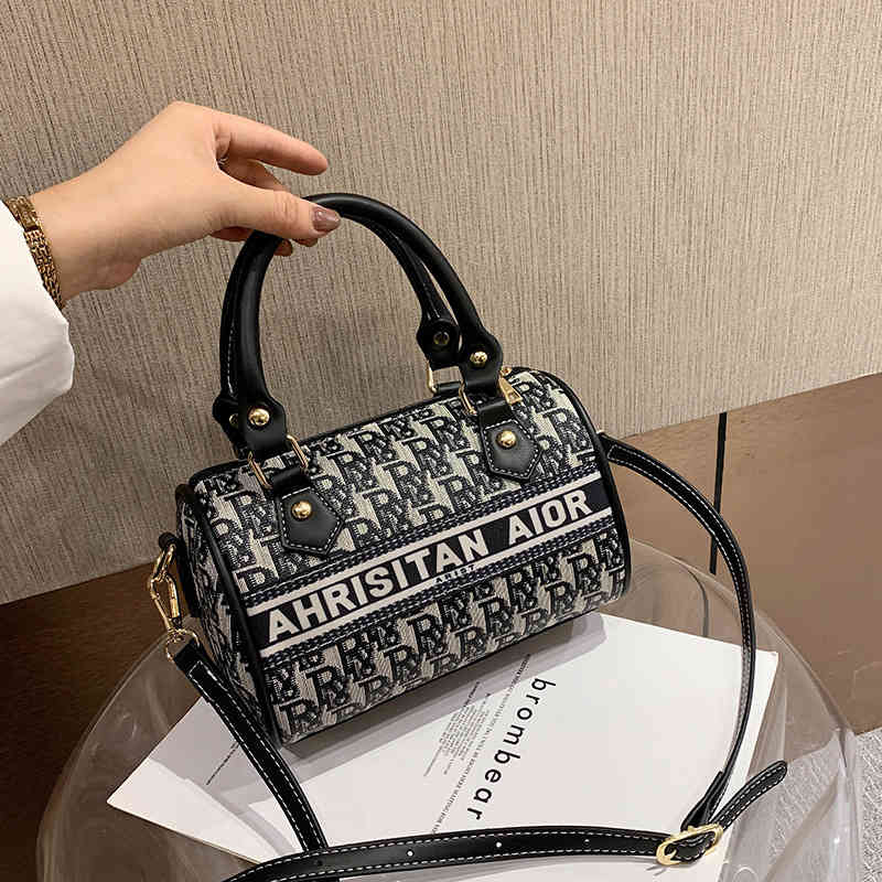 Luxury Handbags Women's 2021 new fashion hand net red texture letter Single Shoulder Messenger Bag pillow bag, Black
Luxury Handbags Women's 2021 new fashion hand net red texture letter Single Shoulder Messenger Bag pillow bag, Black