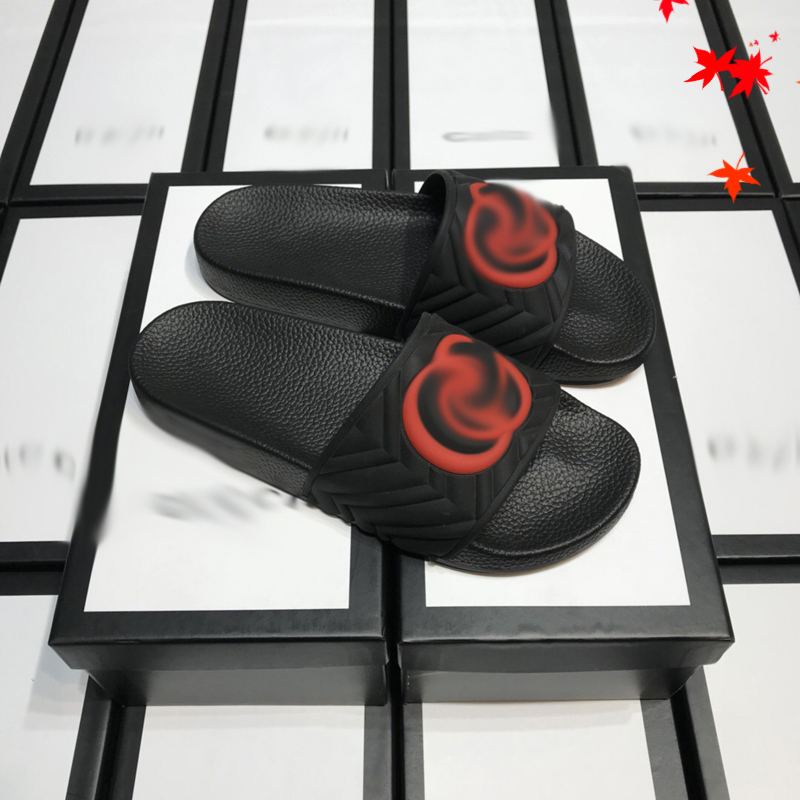 2021 Designer luxurys slippers men sandals fashion beach shoes flip flops flat non-slip classical hole slipper with box size 39-45 -G188, Black
2021 Designer luxurys slippers men sandals fashion beach shoes flip flops flat non-slip classical hole slipper with box size 39-45 -G188, Black