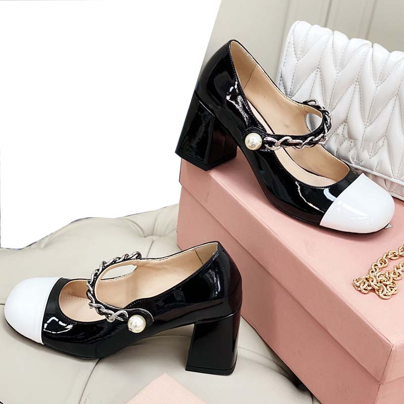 Women Vintage Classic Sandals Black And White Contrast Pearl Chain Thick Heel Shoes Summer Luxurys Designers Shoe Stitching Toe Cap Flat Lady Casual Sandal U4-10
Women Vintage Classic Sandals Black And White Contrast Pearl Chain Thick Heel Shoes Summer Luxurys Designers Shoe Stitching Toe Cap Flat Lady Casual Sandal U4-10