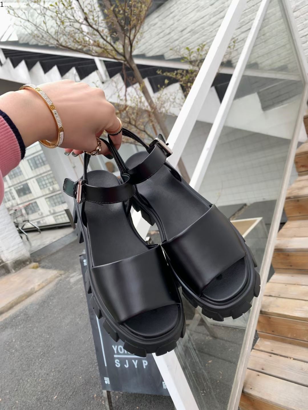 Prad 2021 nouvelles femmes peep toe boucle métal talon épais talons hauts sandales femme sandalias chaussures de soirée à la mode femmes35-41 mjku002
Prad 2021 nouvelles femmes peep toe boucle métal talon épais talons hauts sandales femme sandalias chaussures de soirée à la mode femmes35-41 mjku002
