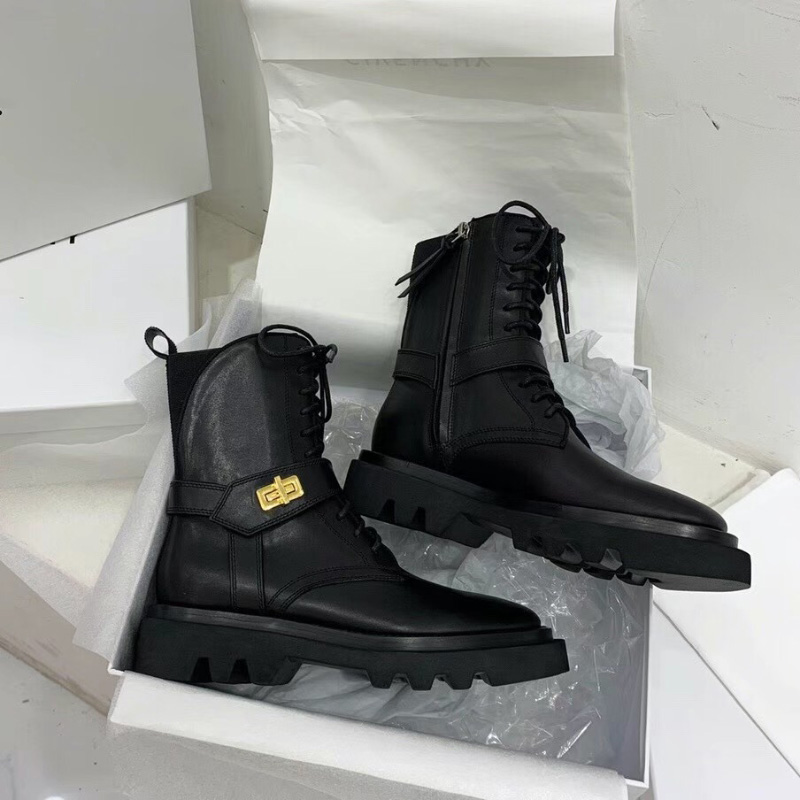 Turn-lock fastening Eden ankle combat boots black smooth leather biker boot rounded Toe zip buckle Martin booties luxury designers shoes for women factory footwear, Gift(not sold separately)
Turn-lock fastening Eden ankle combat boots black smooth leather biker boot rounded Toe zip buckle Martin booties luxury designers shoes for women factory footwear, Gift(not sold separately)