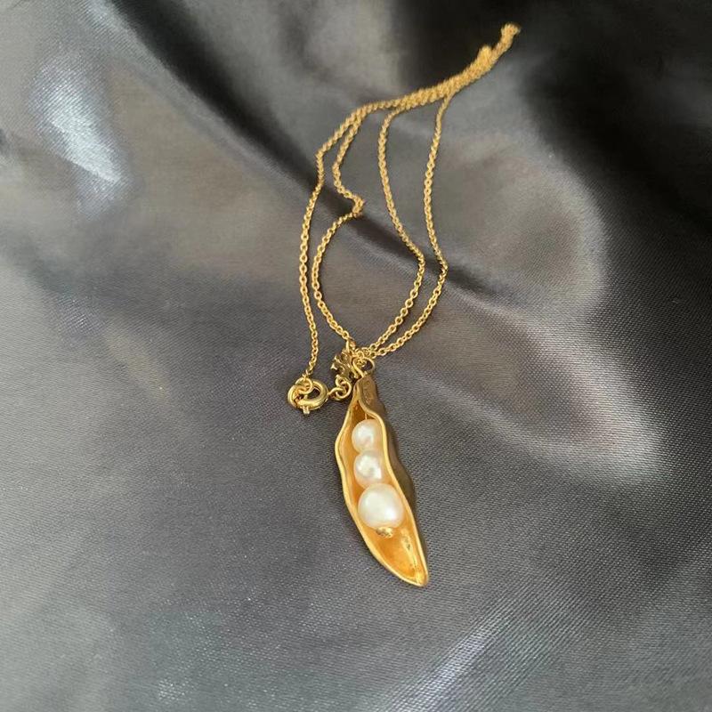 Chains European Vintage Clavicle Chain Pea Pods Pearl Necklace Brass With Gold Plating Dangle Ornaments
Chains European Vintage Clavicle Chain Pea Pods Pearl Necklace Brass With Gold Plating Dangle Ornaments