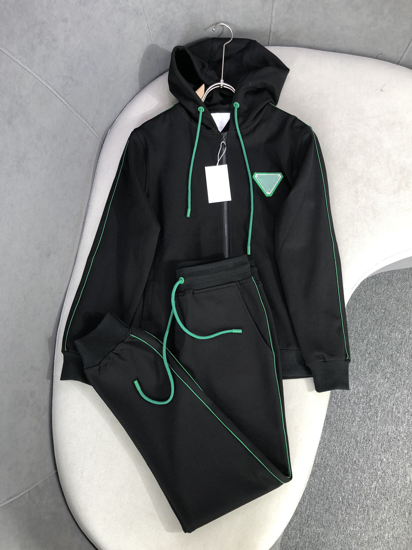 2022 spring designer tracksuit ~ high quality comfortable Cotton Zipper Hoodie Leisure sports men luxury brand black tracksuit
2022 spring designer tracksuit ~ high quality comfortable Cotton Zipper Hoodie Leisure sports men luxury brand black tracksuit