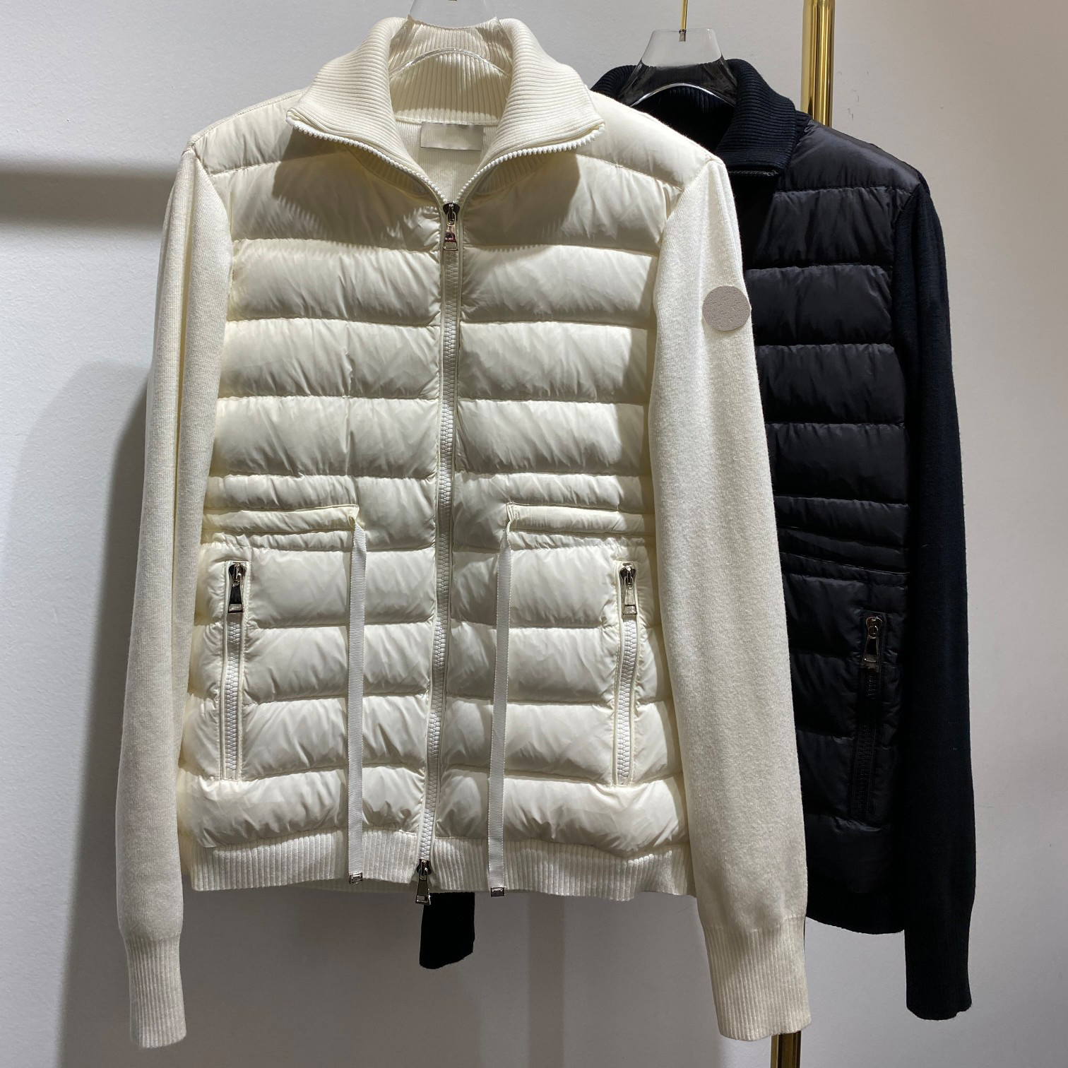 Designer Women's Down Jackets French Brand Knit Patchwork Coat Embroidered Armbands Drawstring Waist Size S-L, Supplement (not shipped separately)
Designer Women's Down Jackets French Brand Knit Patchwork Coat Embroidered Armbands Drawstring Waist Size S-L, Supplement (not shipped separately)