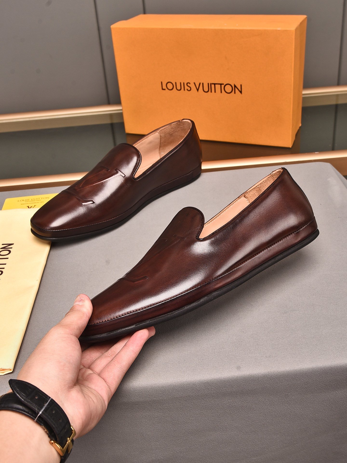 LV
LOUIS
VITTON
VUTTON luxury designer brand men's shoes classic high-top fashion sports sneakers #2374, Brown
LV
LOUIS
VITTON
VUTTON luxury designer brand men's shoes classic high-top fashion sports sneakers #2374, Brown