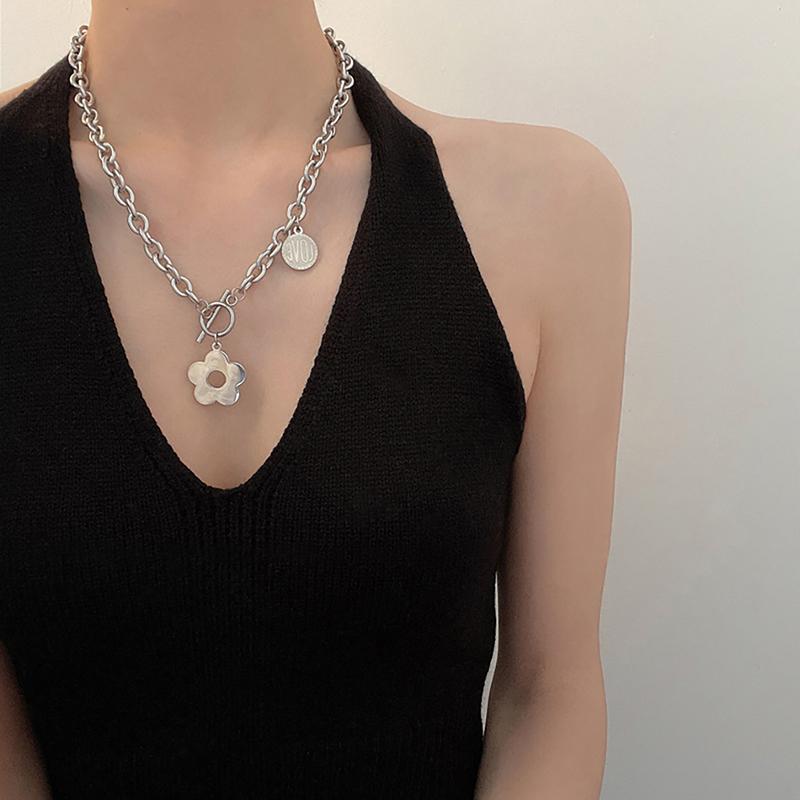 Chokers COSYOO Charm Necklace Personalized Flower Decorative Clavicle Minimalist Charms Simple Fine Jewelry
Chokers COSYOO Charm Necklace Personalized Flower Decorative Clavicle Minimalist Charms Simple Fine Jewelry