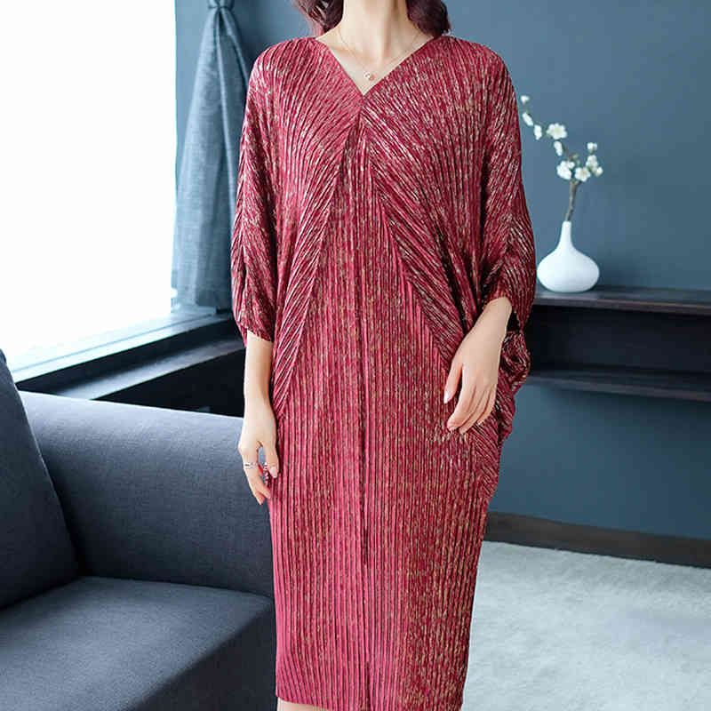 DEAT Fast Delivery New Women Summer Loose Dress Pleated Short Batwing Sleeve V Neck Mid Calf Length Large Size Tide NA949 210409