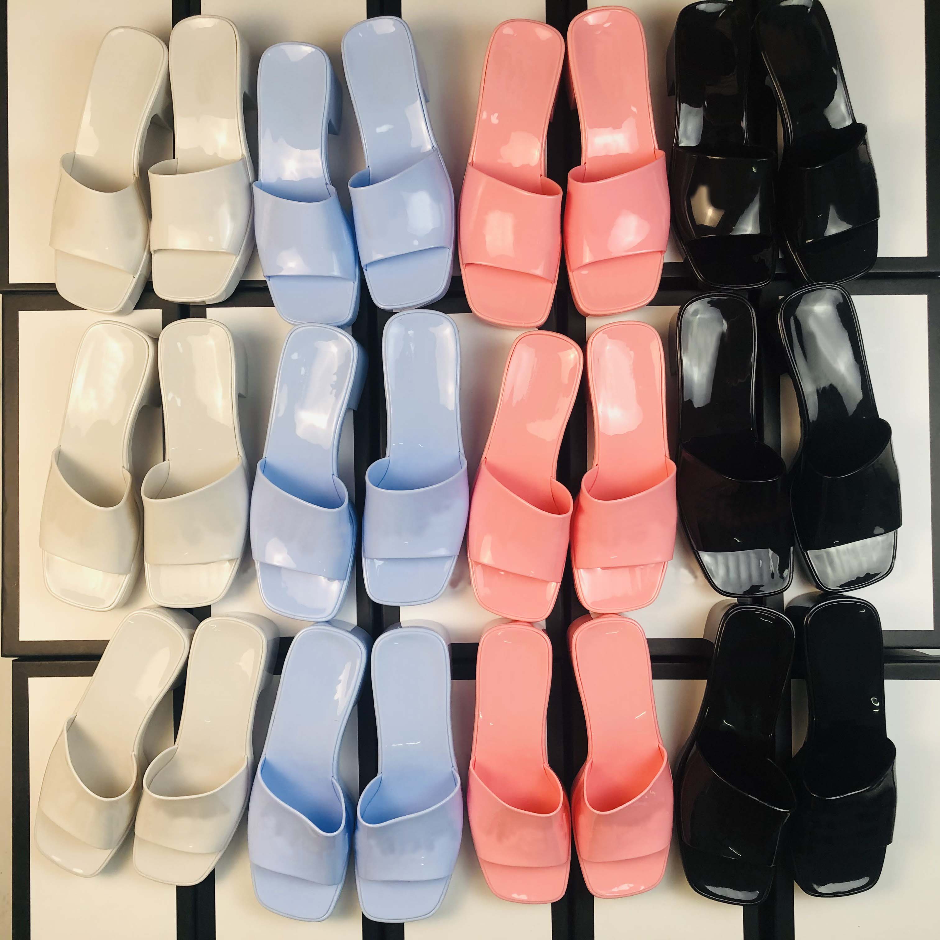 2021 women jelly Slippers sandals womens Rubber Thick Heel slipper Square Toe sandal High heeled ladies Heeles Height 5.5cm Front heels Heights 2.5cm slides with box
2021 women jelly Slippers sandals womens Rubber Thick Heel slipper Square Toe sandal High heeled ladies Heeles Height 5.5cm Front heels Heights 2.5cm slides with box