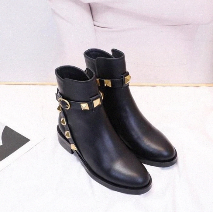 Socks boots autumn and winter women valentin Short shoes sexy gletters fashion thick heel high heels Martin Boot luxury designer top quality
Socks boots autumn and winter women valentin Short shoes sexy gletters fashion thick heel high heels Martin Boot luxury designer top quality